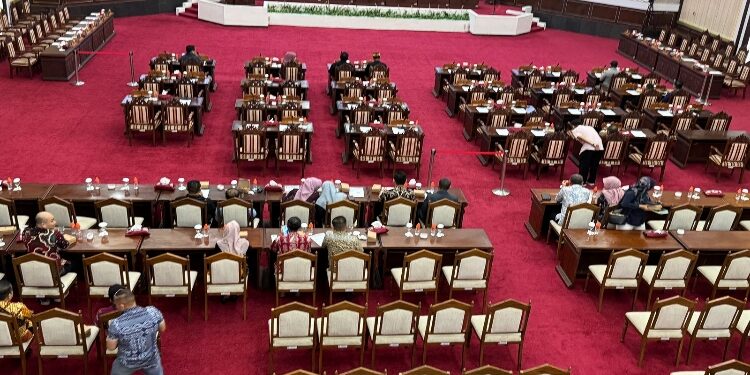 FOTO: IST/MATAKALTENG - Kegiatan rapat paripurna ke 8 masa sidang I tahun sidang 2024 di ruangan rapat paripurna DPRD Kalteng, Selasa 31 Desember 2024 malam.