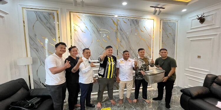 FOTO: IST/MATAKALTENG - Bupati Lamandau Terpilih Rizky Aditya Putra bersama Kuasa Hukumnya, Jeffriko Seran dan timnya menyatakan kesiapannya menghadapi sidang MK, di Kantor Hukum Advokat Jeffriko Seran.