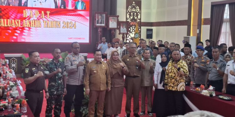 Foto: DIAN/MATA KALTENG - Foto bersama setelah rapat evaluasi akhir tahun 2024 di rumah jabatan Bupati Kotim belum lama ini.