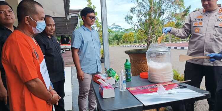FOTO : HUMAS POLRES GUMAS/MATA KALTENG - Kapolres Gumas AKBP Theodorus Priyo Santosa bersama Kajari Sugito, Ketua PN Kelas II Kuala Kurun Galih Bawono, Kasat Narkoba Polres Iptu Abi Wahyu Prasetyo, ketika melakukan pemusnahan sabu dengan dilarutkan ke dalam cairan pembersih, Selasa, 31 Desember 2024.