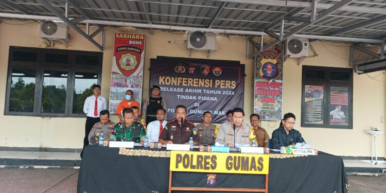FOTO : HUMAS POLRES GUMAS/MATA KALTENG - Kapolres Gumas AKBP Theodorus Priyo Santosa bersama Kajari Sagito, Ketua PN Kelas II Kuala Kurun Galih Bawono, melakukan press rilis akhir tahun 2024, di halaman mapolres setempat, Selasa, 31 Desember 2024.