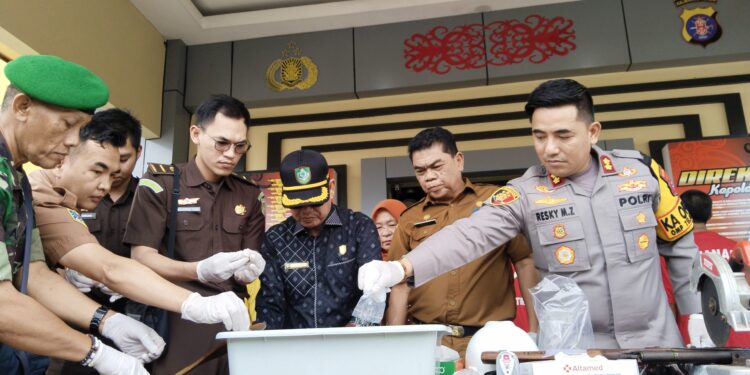 FOTO: AGUS/MATAKALTENG- Pemusnahan narkotika di halaman Mapolres Kotim bersama instansi terkait. Selasa, 31 Desember 2024.