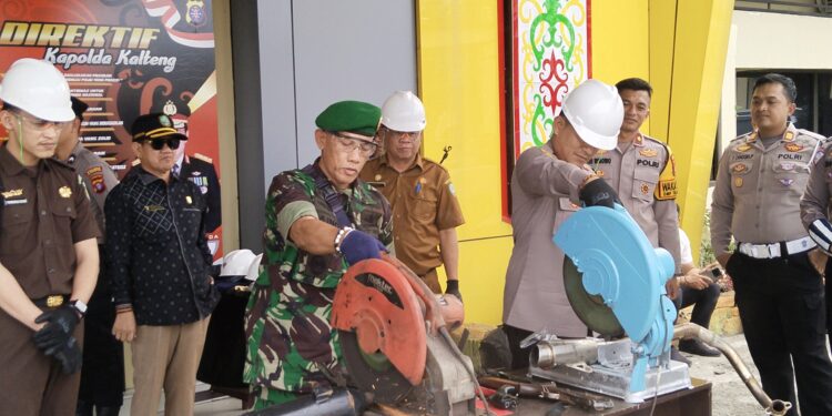 FOTO: AGUS/MATAKALTENG - Kapolres Kotim (helem putih) saat melakukan pemusnahan bb knalpot brong yang diamankan oleh Satlantas Polres Kotim. Selasa, 31 Desember 2024.