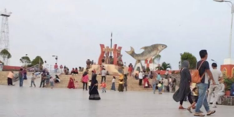 Foto:IST/MATA KALTENG - Suasana pengunjung di icon patung Jelawat Sampit.