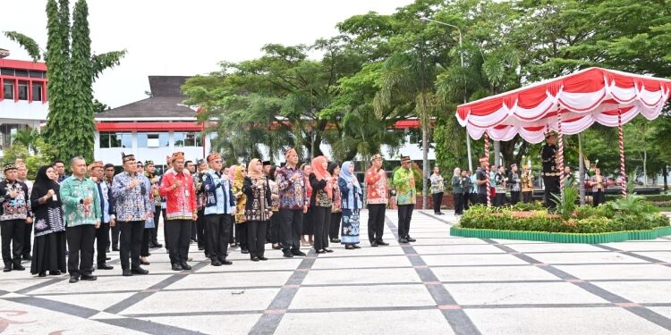 FOTO: IST/MATAKALTENG - Wagub Edy Pratowo memimpin Apel Besar ASN Lingkup Pemprov Kalteng Tahun 2025 di Halaman Kantor Gubernur, Kamis 2 Januari 2025.