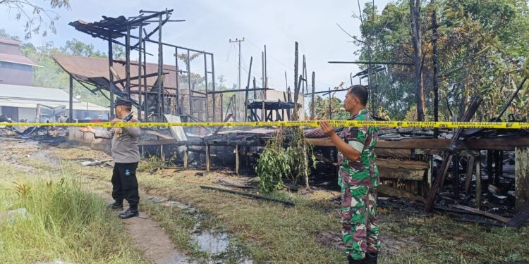 FOTO : HUMAS POLRES GUMAS/MATA KALTENG - Personel kepolisian memasang garis polisi di lokasi kebakaran, tepatnya di Kurun Seberang, Kecamatan Kurun, Rabu, 1 Januari 2024.