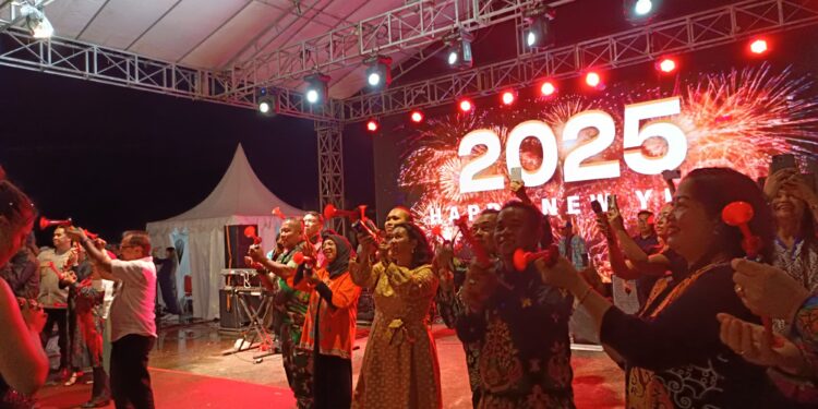 FOTO : DISKOMINFO SANTIK/MATA KALTENG - Pj Bupati Gumas Herson B Aden bersama forkopimda dan kepala perangkat daerah, meniup terompet pada malam pergantian tahun, di Taman Kota Kuala Kurun, Selasa, 31 Desember 2024 malam.