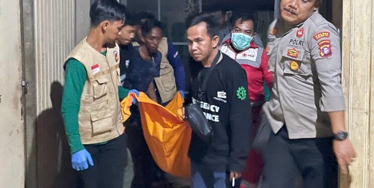 FOTO: IST/MATAKALTENG- Petugas saat melakukan evakuasi korban di RSUD dr Murjani Sampit.