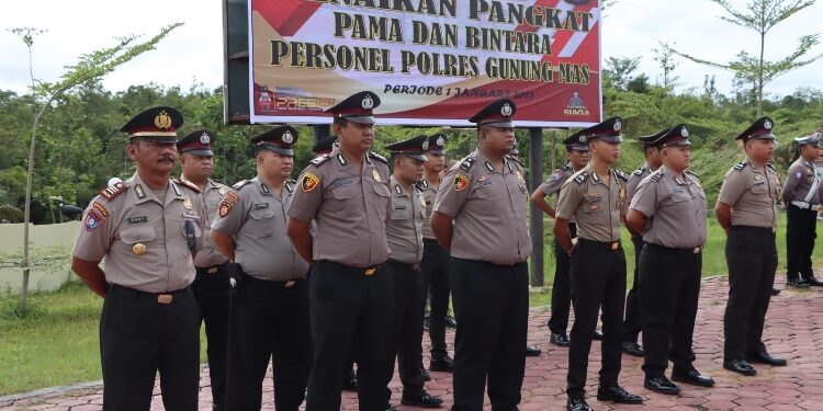 FOTO: HUMAS POLRES GUMAS/MATA KALTENG
- Personel Polres yang menerima kenaikan pangkat, saat mengikuti upacara kenaikan pangkat, Selasa 31 Desember 2024 lalu.