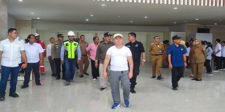 FOTO: IST/MATAKALTENG - Gubernur Kalimantan Tengah, Sugianto Sabran, saat menyapa masyarakat dalam kegiatan pasar murah, di Kabupaten Seruyan. Setelah itu, ia melakukan peninjauan pembangunan RSUD Hanau.