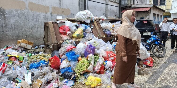 FOTO: DIAN/MATA KALTENG - Penumpukan sampah di PPM Sampit.
