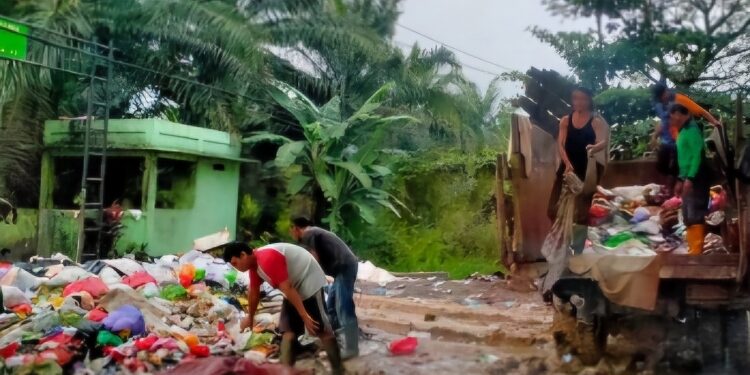 FOTO: IST/MATA KALTENG - Kondisi sampah yang menumpuk di depo Kota Sampit.