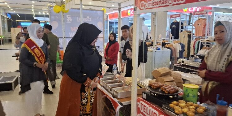 FOTO: DIAN/MATA KALTENG - Wakil Bupati Kotim Irawati saat kunjungi bazar UMKM di Citimall Sampit belum lama ini.