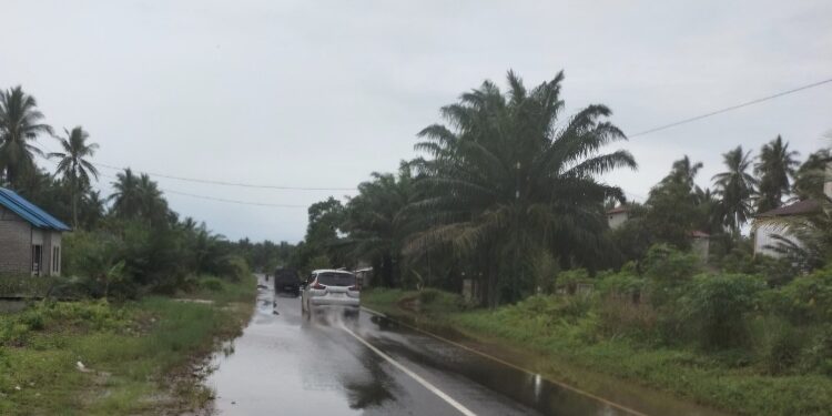FOTO: IST/MATAKALTENG - Banjir yang merendam jalan raya di Kecamatan Mentaya Hilir Selatan beberapa waktu lalu.