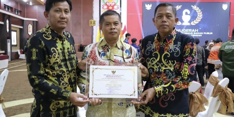 FOTO: IST/MATAKALTENG - Pemerintah Kotim saat menerima penghargaan menuju informatif belum lama ini.