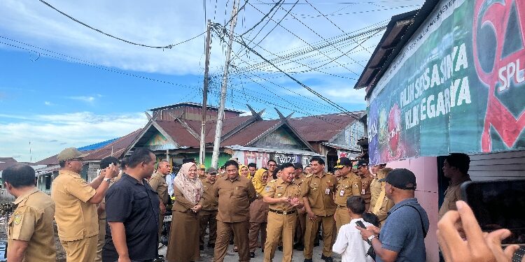 FOTO: IST/MATAKALTENG - Gubernur Kalteng H Sugianto Sabran saat mengunjungi Kawasan Ponton dan memberikan arahan ke Pj Wali Kota Palangka Raya Akhmad Husain dan jajaran, Senin 6 Januari 2025.