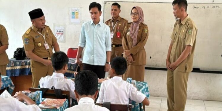 FOTO: IST/MATAKALTENG - Wakil Presiden Gibran Rakabuming Raka didampingi Gubernur Kalteng H Sugianto Sabran, Plt Kepala Disdik Kalteng M Reza Prabowo dan Pj Wali Kota Palangka Raya Hera Nugrahayu meninjau uji coba makan siang gratis di SDN 1 Langkai Palangka Raya, beberapa waktu lalu.