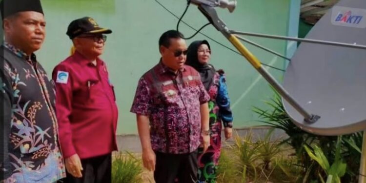 Foto:IST/MATA KALTENG - Pemasangan internet gratis di Kecamatan Kota Besi, Kotim belum lama ini.
