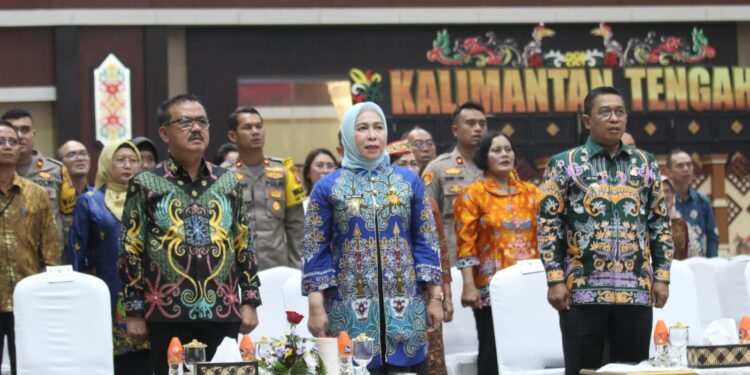 FOTO : DISKOMINFO SANTIK/MATA KALTENG - Pj Bupati Gumas Herson B Aden (ujung kiri) saat menghadiri suatu kegiatan, di Kantor Gubernur Kalteng, belum lama ini.