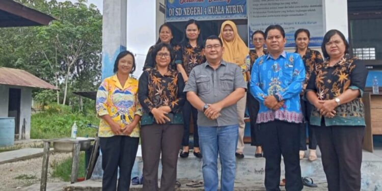 FOTO : DISDIKPORA GUMAS/MATA KALTENG - Kepala Disdikpora Kabupaten Gumas Aprianto ketika bersama para guru SDN 4 Kurun, Senin, 6 Januari 2025.