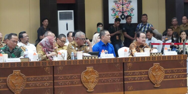 Foto: MATAKALTENG - Senator asal Kalimantan Tengah, Agustin Teras Narang saat menghadiri Rapat Koordinasi (Rakor) Persiapan Cetak Sawah dan Swasembada Jagung Tahun 2025.
