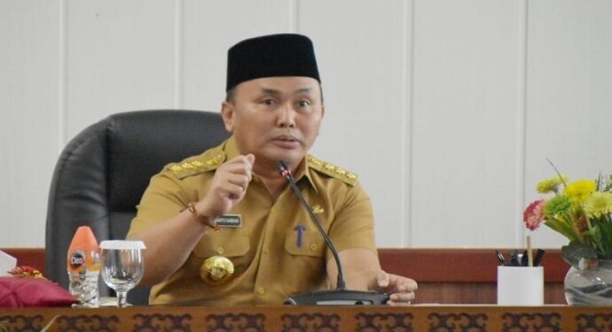 Foto: MATAKALTENG - Gubernur Kalimantan Tengah, H Sugianto Sabran saat memimpin rapat.