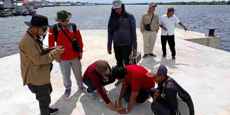 Foto: MATAKALTENG - Kegiatan evaluasi pelaksanaan pembangunan di dermaga PP Kuala Jelai.
