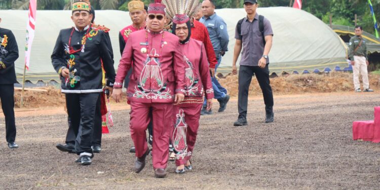 Foto:IST/MATA KALTENG - Bupati Kotim Halikinnor saat menghadiri peringatan Hari Jadi Kotim ke 72 di Telaga Antang.