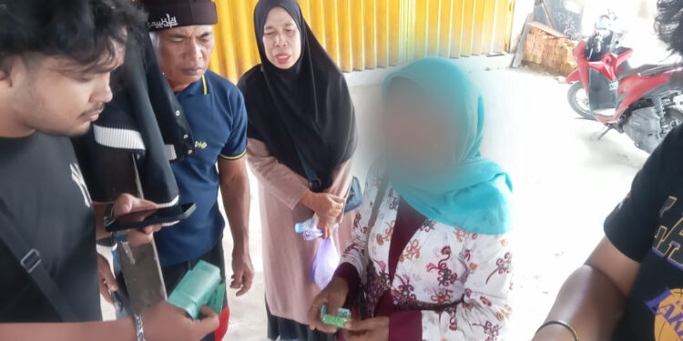 FOTO: IST/MATAKALTENG - Piah saat ditanya oleh anggota resmob Polres Kotim.