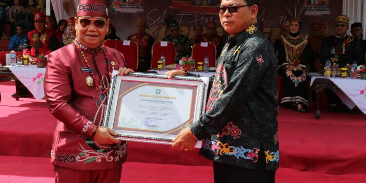 Foto: IST/MATA KALTENG - Pemberian penghargaan untuk Desa Bebas Buang Air Sembarangan oleh Bupati Kotim.