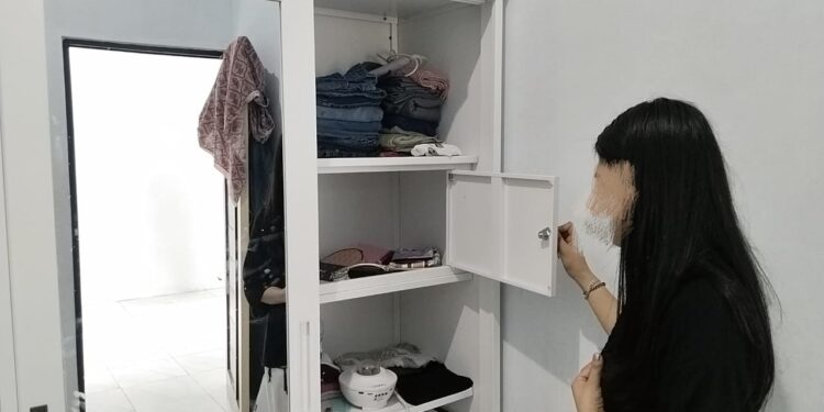 FOTO: AGUS/MATAKALTENG - A saat menujukan tempat penyimpanan perhiasannya. Rabu, 8 Januari 2025.