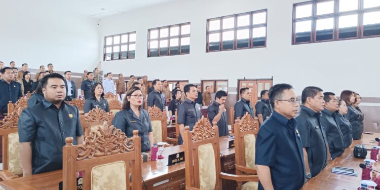 FOTO : DPRD GUMAS/MATA KALTENG - Ketua Komisi II DPRD Kabupaten Gumas Herbert Y Asin (depan ujung kiri) ketika menghadiri rapat paripurna DPRD setempat, belum lama ini.