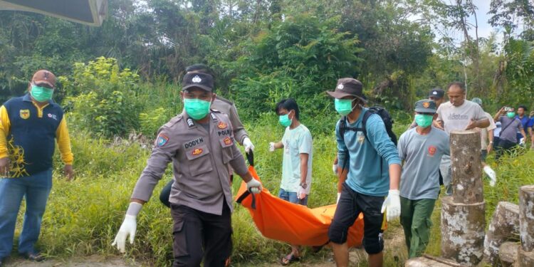 FOTO : POLSEK MANUHING/MATA KALTENG - Personel Polsek Manuhing dibantu warga setempat mengevakuasi jasad korban yang dibuang ke sungai, Rabu, 8 Januari 2025.