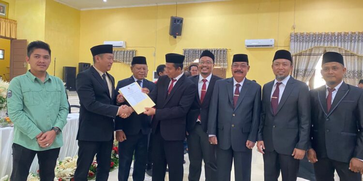 Foto AKH/MATAKALTENG - Ketua KPU Sukamara Abdul Kadir menyerahkan SK penetapan pasangan calon bupati dan wakil bupati Sukamara terpilih kepada Masduki.