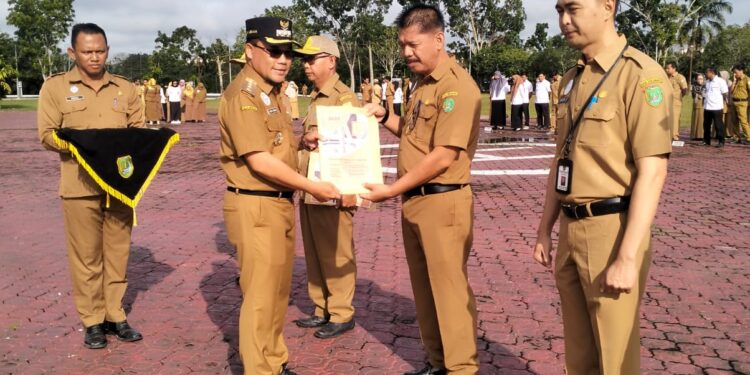 Foto : AKH/MATAKALTENG - Penjabat Bupati Sukamara Rendy Lesmana saat menyerahkan DPA kepada kepala OPD.