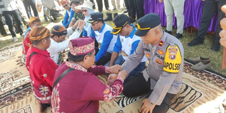 Foto: AKH/MATAKALTENG - Pj Bupati Sukamara Rendy Lesmana saat disambut dengan adat oleh masyarakat Kecamatan Permata Kecubung.