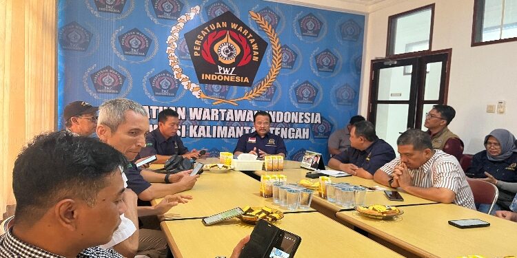 FOTO: IST/MATAKALTENG - Anggota DPD RI daerah pemilihan Kalimantan Tengah, Agustin Teras Narang saat mengunjungi Kantor PWI Kalteng dan berdiskusi singkat bersama anggota.