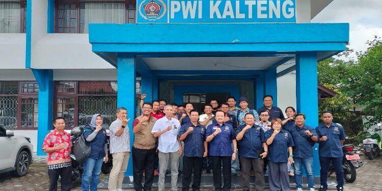 FOTO: IST/MATAKALTENG - Kunjungan Teras Narang ke Kantor PWI Kalteng.