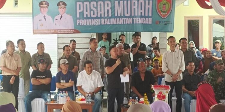 FOTO: IST/MATAKALTENG - Gubernur Kalteng saat menjumpai warga yang hadir pada program pasar murah beberapa waktu lalu.