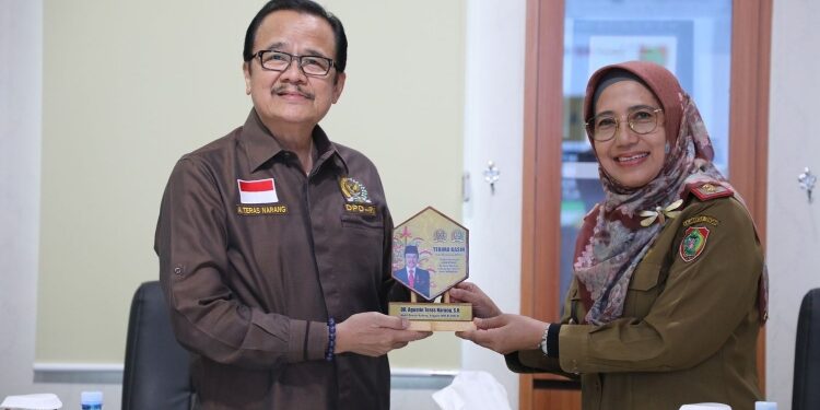 FOTO: IST/MATAKALTENG - Kadis TPHP Kalteng saat menerima plakat dari anggota DPD RI Agustin Teras Narang.