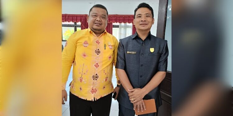 FOTO : DPRD GUMAS/MATA KALTENG - Anggota DPRD Kabupaten Gumas Tuah (kiri), ketika berfoto bersama koleganya Herda (kanan) di kantor DPRD setempat, belum lama ini.