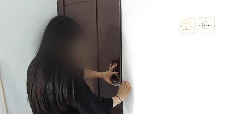 FOTO: AGUS/MATAKALTENG- AA saat menunjukkan tempat masuknya maling tersebut