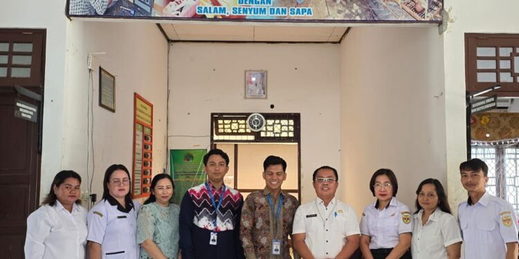 FOTO : DTTKK-UKM GUMAS/MATA KALTENG - Kepala DTTKK-UKM Kabupaten Gumas Letus Guntur dan pegawai, ketika berfoto bersama dengan staf HRD indomaret cabang banjarmasin, Kamis, 9 Januari 2025.