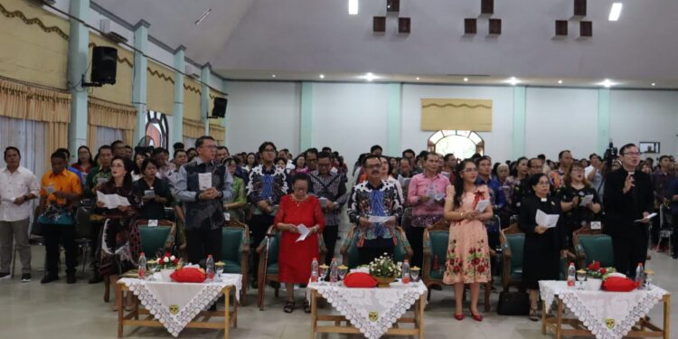 FOTO : DISKOMINFO SANTIK/MATA KALTENG - Pj Bupati Gumas Herson B Aden bersama Sekda Richard, Kapolres AKBP Theodorus Priyo Santosa menyerahkan bingkisan natal, di GPU Damang Batu, Rabu, 8 Januari 2025 malam.