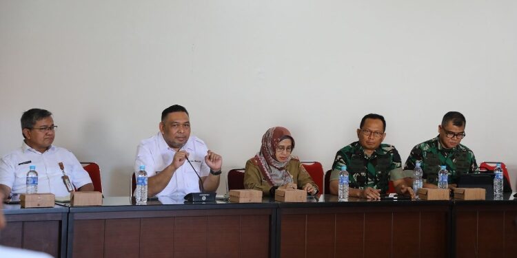 FOTO: OLIVIA/MATAKALTENG - Pertemuan koordinasi dengan Direktorat Jenderal Prasarana dan Sarana Pertanian (PSP) Kementerian Pertanian RI dengan Dinas TPHP Kalteng.