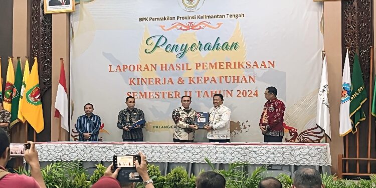 FOTO: IST/MATAKALTENG - Penyerahan Laporan Hasil Pemeriksaan, Kinerja dan Kepatuhan Semester II Tahun 2024 kepada Pemerintah Provinsi Kalteng.