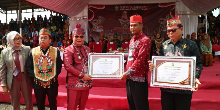 Foto: IST/MATA KALTENG - Penyerahan penghargaan Desa Open Defecation Free oleh bupati Kotim di kecamatan Telaga Antang belum lama ini.