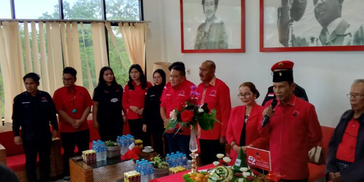 FOTO: RZL/MATAKALTENG - Ketua DPD PDIP Kalteng Arton S Dohong saat menyampaikan sambutan di acara peringatan HUT ke-52 PDIP yang berlangsung di Kantor DPD PDIP Kalteng, Jumat (10/1).