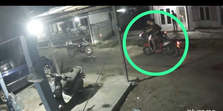 FOTO: IST/MATAKALTENG - Nampak terduga pelaku saat membawa kabur motor korban yang sempat terekam kamera CCTV.