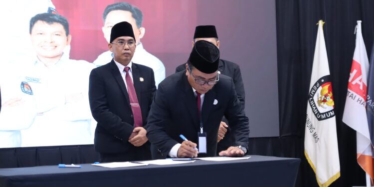 FOTO : KPU GUMAS/MATA KALTENG - Ketua KPU Kabupaten Gumas Elfrinst G Tumon bersama komisioner KPU, ketika menandatangani berita acara penetapan paslon bupati dan wakil bupati gumas terpilih tahun 2024, pada rapat pleno terbuka, di GPU Damang Batu, Kamis, 9 Januari 2025 malam.